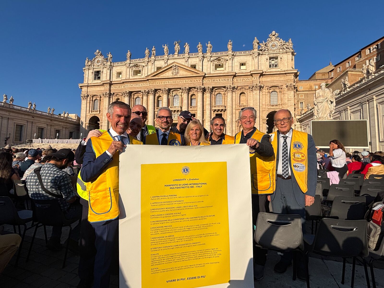 La delegazione con il Manifesto davanti alla Basilica di San Pietro